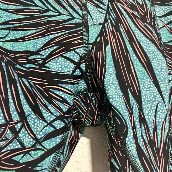 Lululemon Tigh Stuff Tight Palm Lace Tofino Teal Womens Size 4 Leggings scallop - Picture 9 of 14